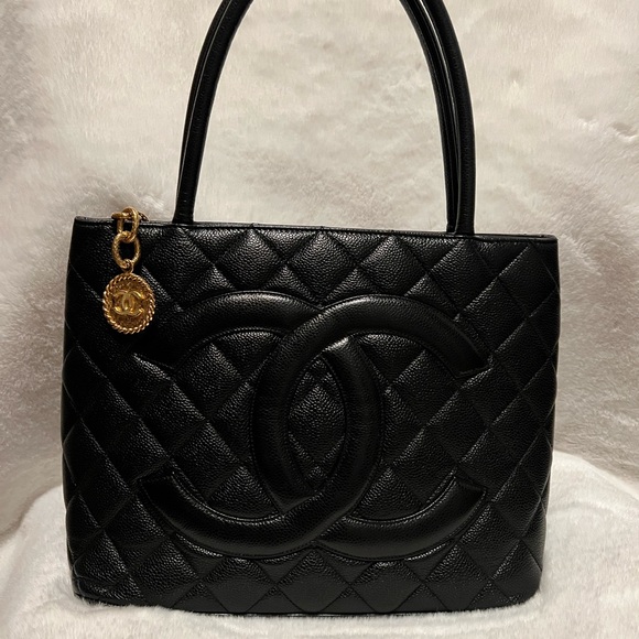 Chanel black caviar medallion tote bag in gold hardware - Picture 1 of 4